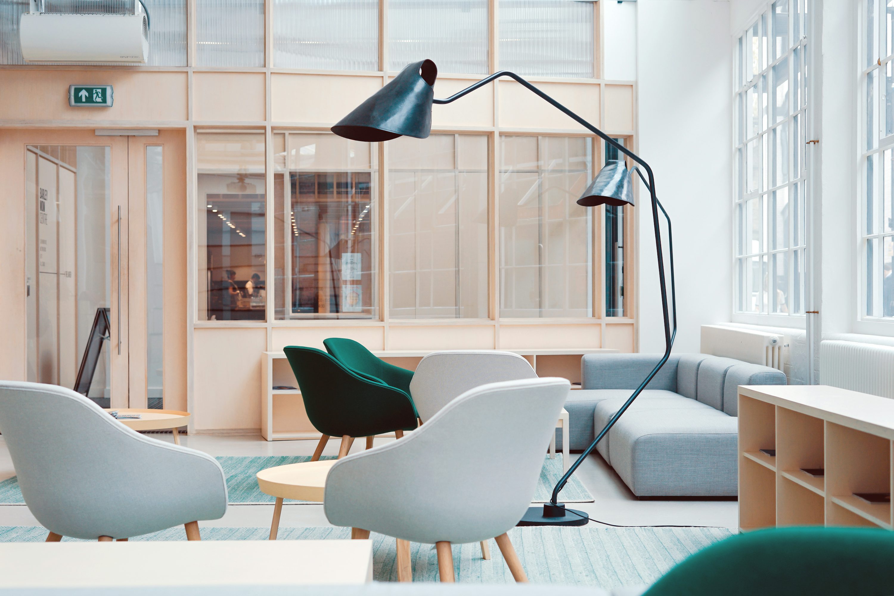 Escritório iluminado com poltronas e cadeiras para atendimento corporativo